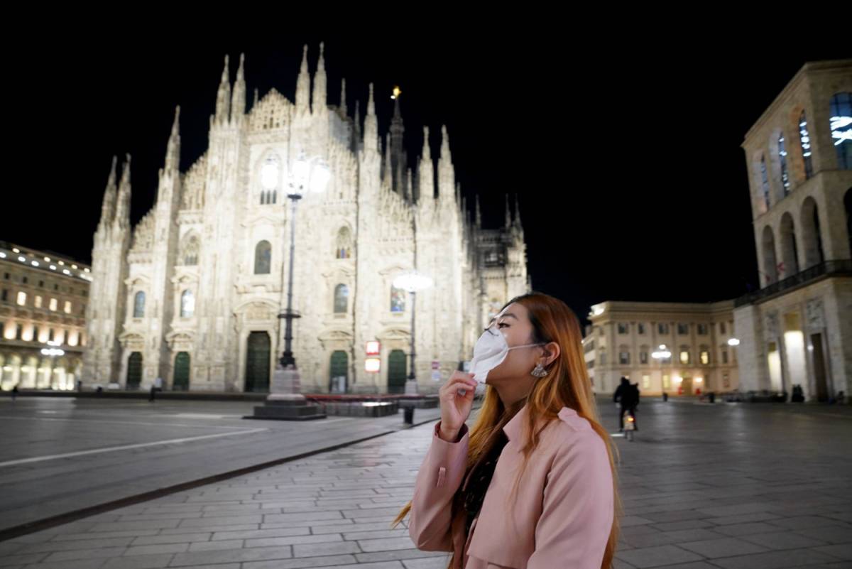 Milano esplode. Capitale del virus: ieri 1.858 contagi. Il coprifuoco al via solo da stasera (e forse non basta)