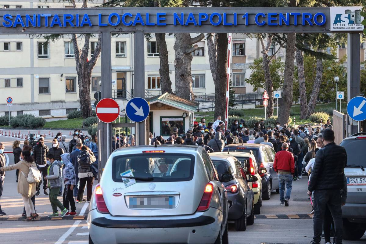 "I contagi fuori controllo. Pure in fila per i tamponi"