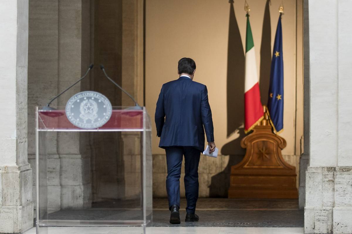 Conte si nasconde dietro i dati per chiudere l'Italia a metà