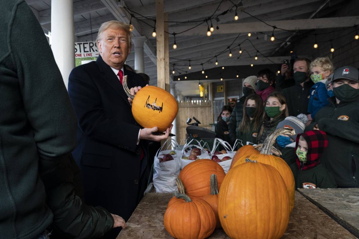 Tra fantasmi e supereroi Trump anticipa Halloween e fa festa alla Casa Bianca