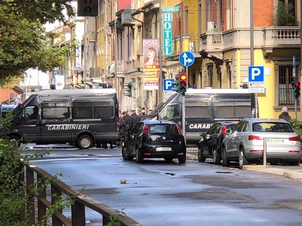 Milano, blitz della polizia per sgomberare il centro sociale