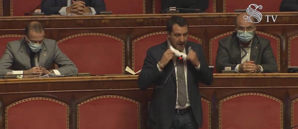 Salvini attacca Conte e toglie la mascherina. È caos al Senato