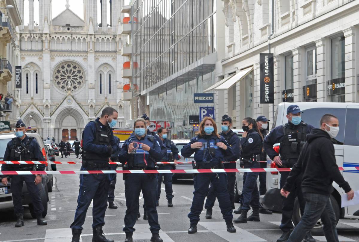 Allarme "cristianofobia" in Francia: profanata una chiesa al giorno