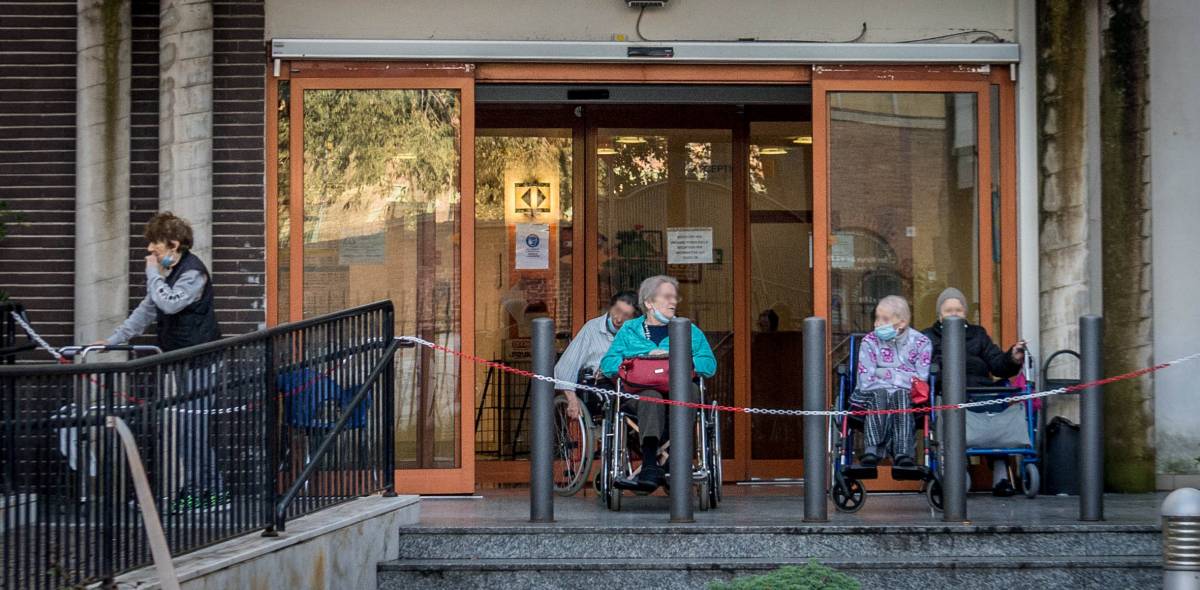 Un'infermiera per 53 anziani "Noi abbandonati nella Rsa"