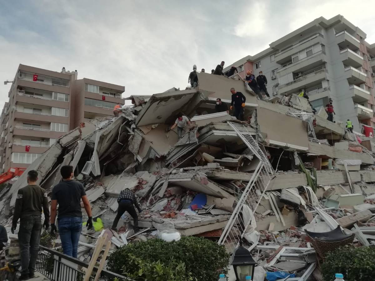 Terremoto nell'Egeo tra Grecia e Turchia. 14 morti e mini tsunami