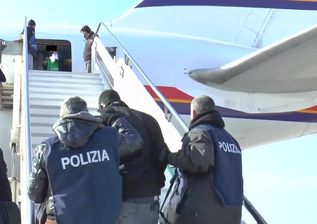 Ora è ufficiale: a Lampedusa sbarcano pure i tifosi dell'Isis