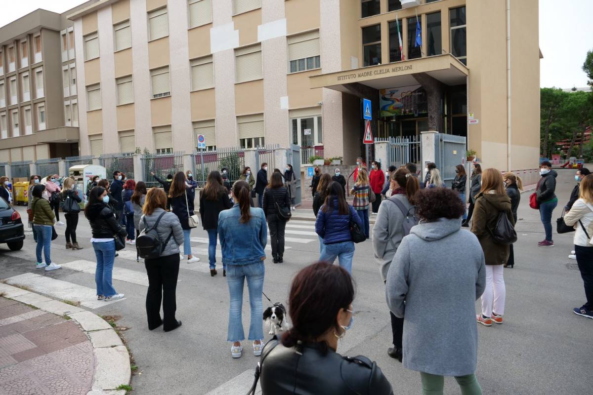 La protesta dei genitori a Bari contro la chiusura delle scuole (Fotogramma)