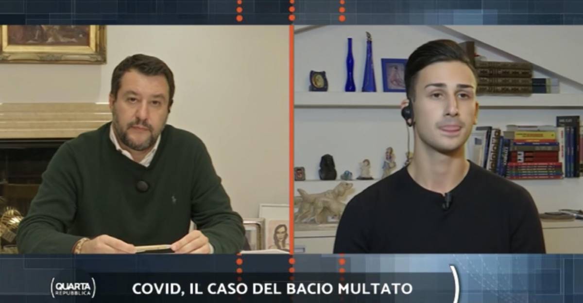 Bacia la sua fidanzata e viene subito multato ​Salvini: "Paghiamo noi"