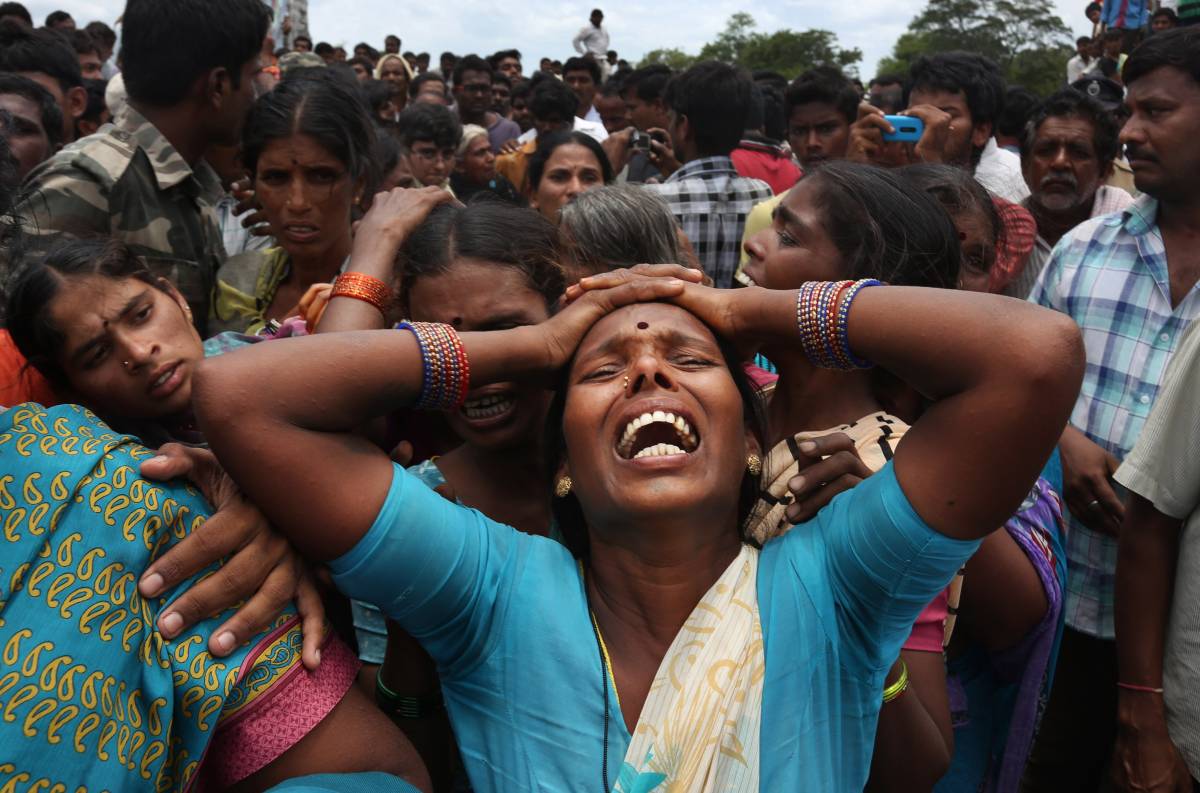 India sotto choc: bimba di cinque anni violentata e uccisa a sassate
