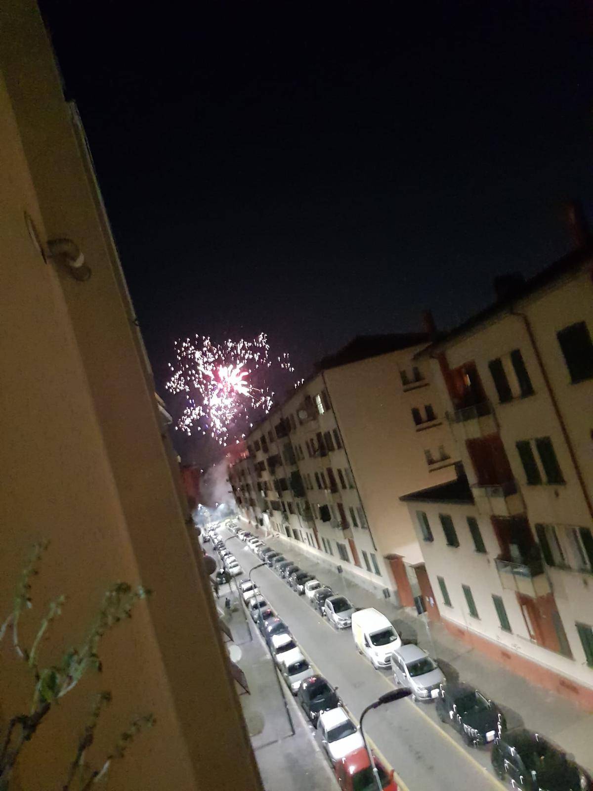 Fuochi d'artificio e feste tra gli abusivi a San Siro I residenti: «Ora basta»