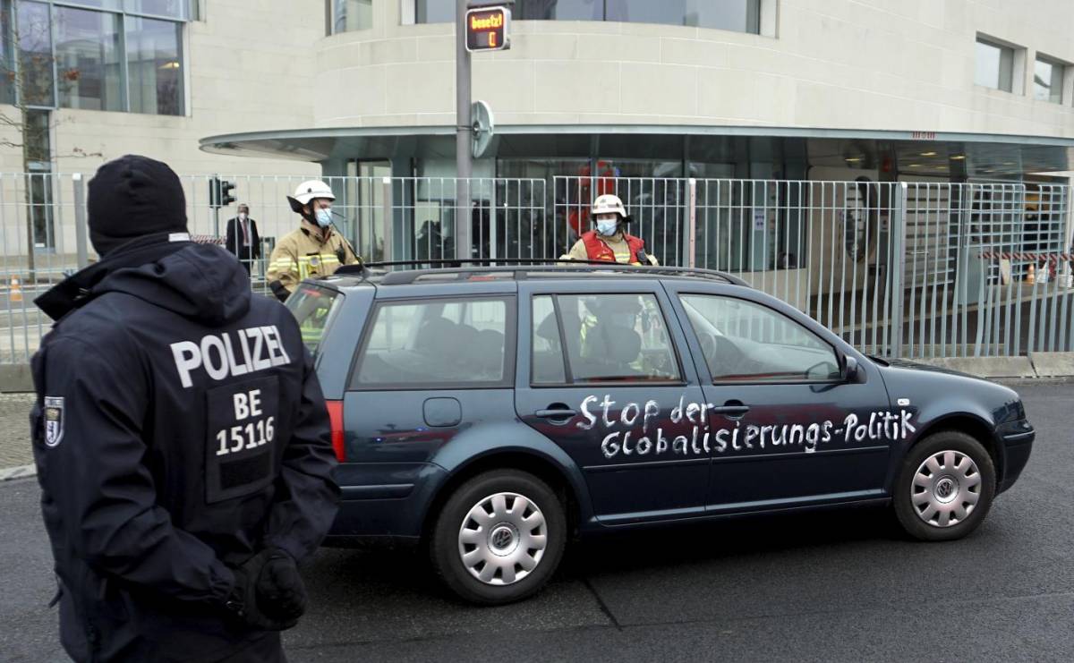 Paura a Berlino, auto contro l'ufficio della Merkel: "Assassini"