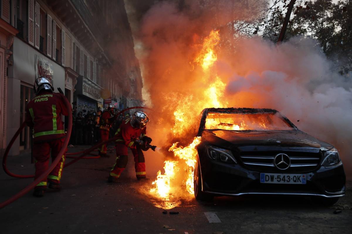 La piazza piega Macron, via la legge sui poliziotti