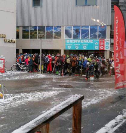 Sciatori ammassati in funivia: in Svizzera lo sci senza regole