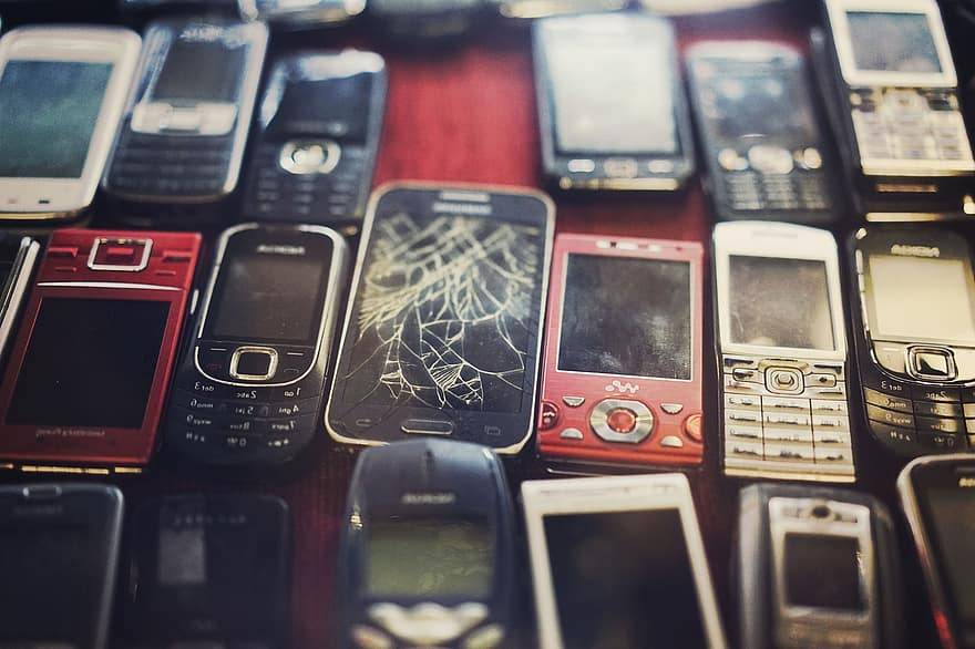 Vecchi telefoni, hai questi prodotti in casa? Valgono 700 euro