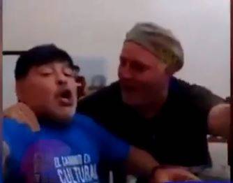 Sigaro, birra e pillole: il video choc su Maradona qualche giorno prima dell'operazione