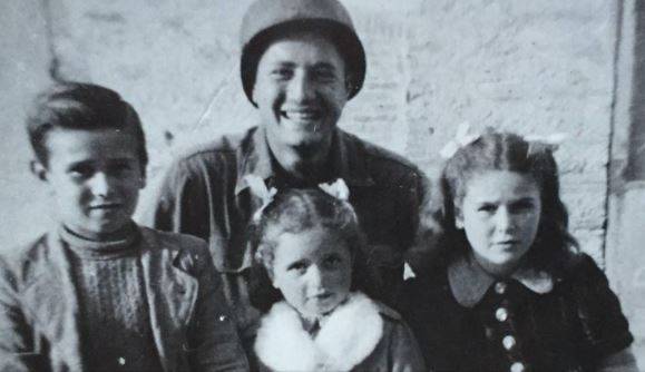 Ex soldato Usa ritrova i bimbi con cui fece una foto 76 anni fa