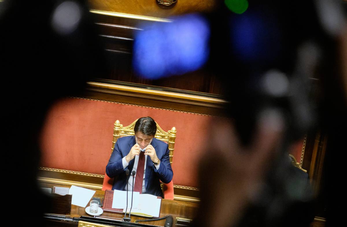 Conte sfida Renzi: "Non ho la fiducia? Andiamo in Parlamento..."
