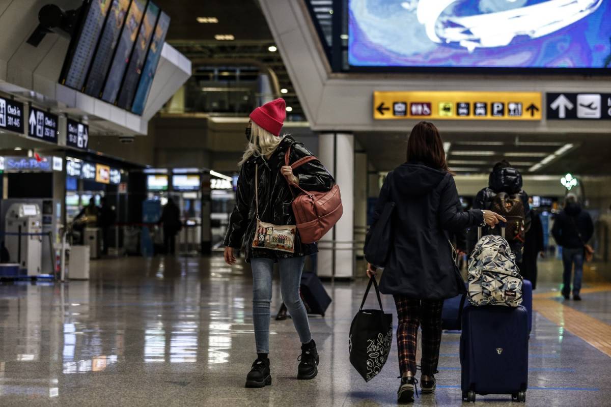 Arriva il passaporto vaccinale:  tre alternative per "salvare l'estate"