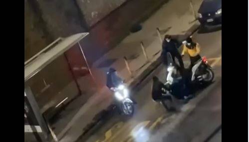 Napoli, orrore in strada: rider picchiato e rapinato da 6 malviventi 