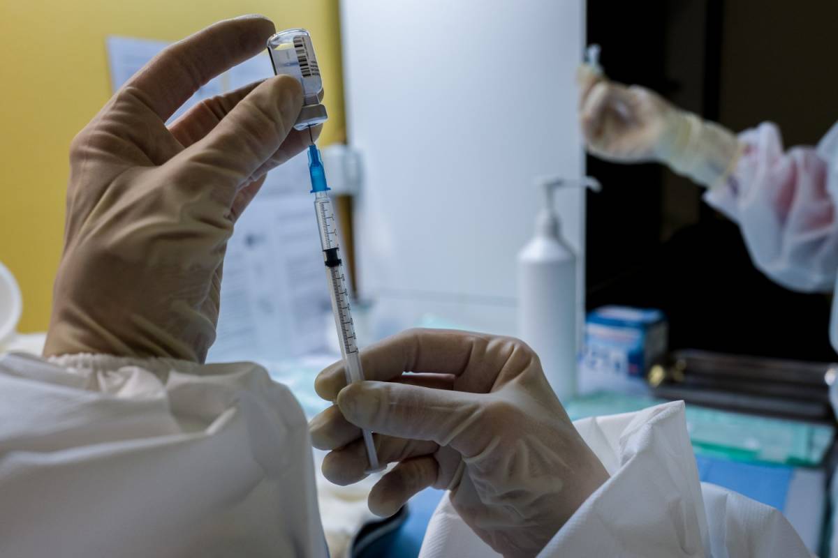 Distanziare le due dosi per avere più vaccini: l'idea per l'emergenza
