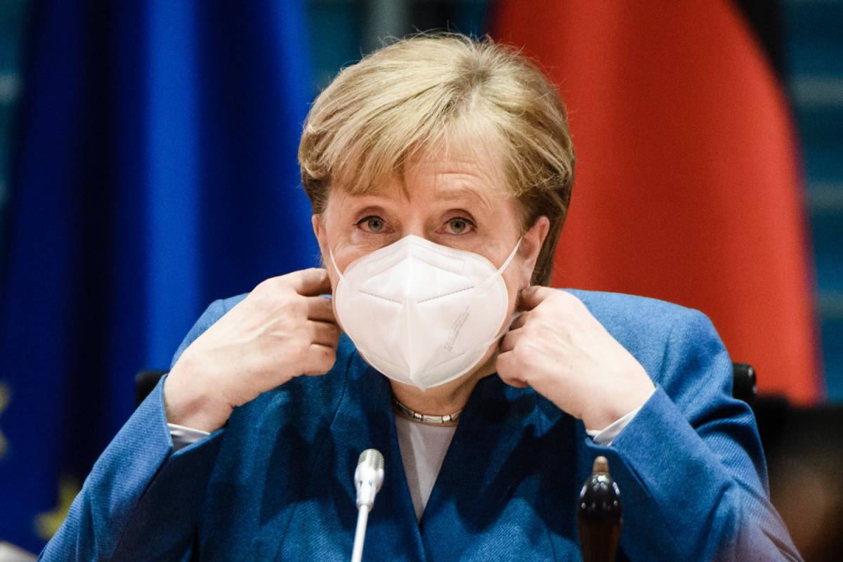 La Merkel tira di nuovo il freno a mano: "Regole dure per tutti e coprifuoco locali"