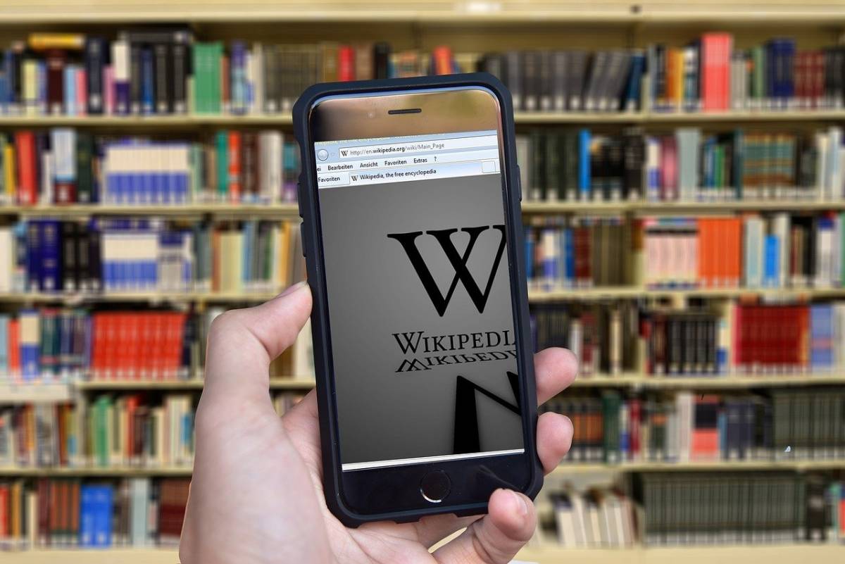 I vent'anni di Wikipedia: l'enciclopedia "di tutti" per la cultura usa e getta