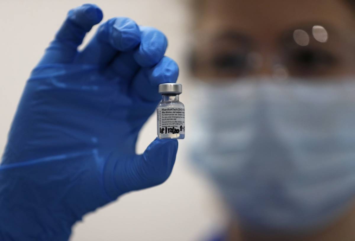 Il Cts francese: "Variante sudafricana riduce del 40% l'efficacia del vaccino"