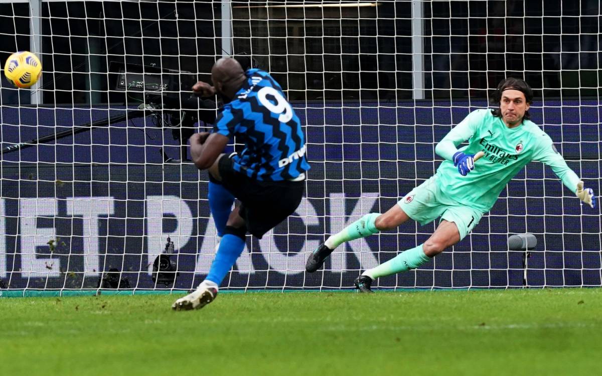 Ibrahimovic (gol e rosso) non basta al Milan: il derby di Coppa Italia va all'Inter