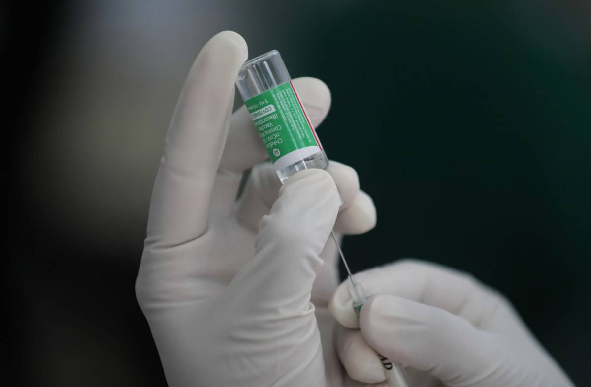 AstraZeneca, la Viola stronca Arcuri: "Il vaccino non blocca il contagio"