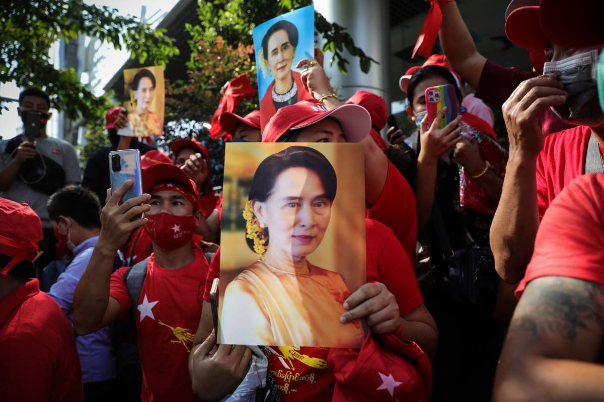 Myanmar, imposta la legge marziale per fermare la marea pro-San Suu Kyi