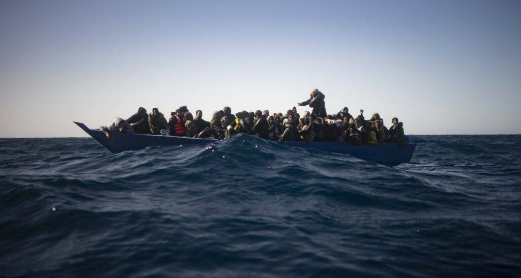 "Sono alla deriva, intervenga Malta". Ma i migranti vanno verso l'Italia