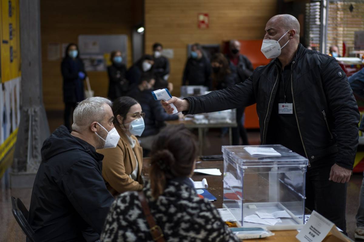 Catalogna, maggioranza agli indipendentisti. Ma il socialista Illa è il candidato più votato