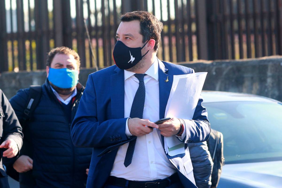 Salvini chiede la testa di Arcuri: "Via il commissrio e piano vaccinale"