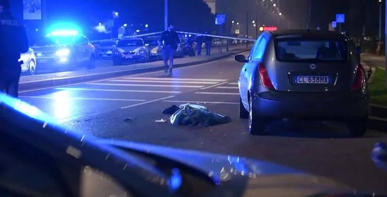 Milano, aggredisce passanti e polizia con un coltello: ucciso