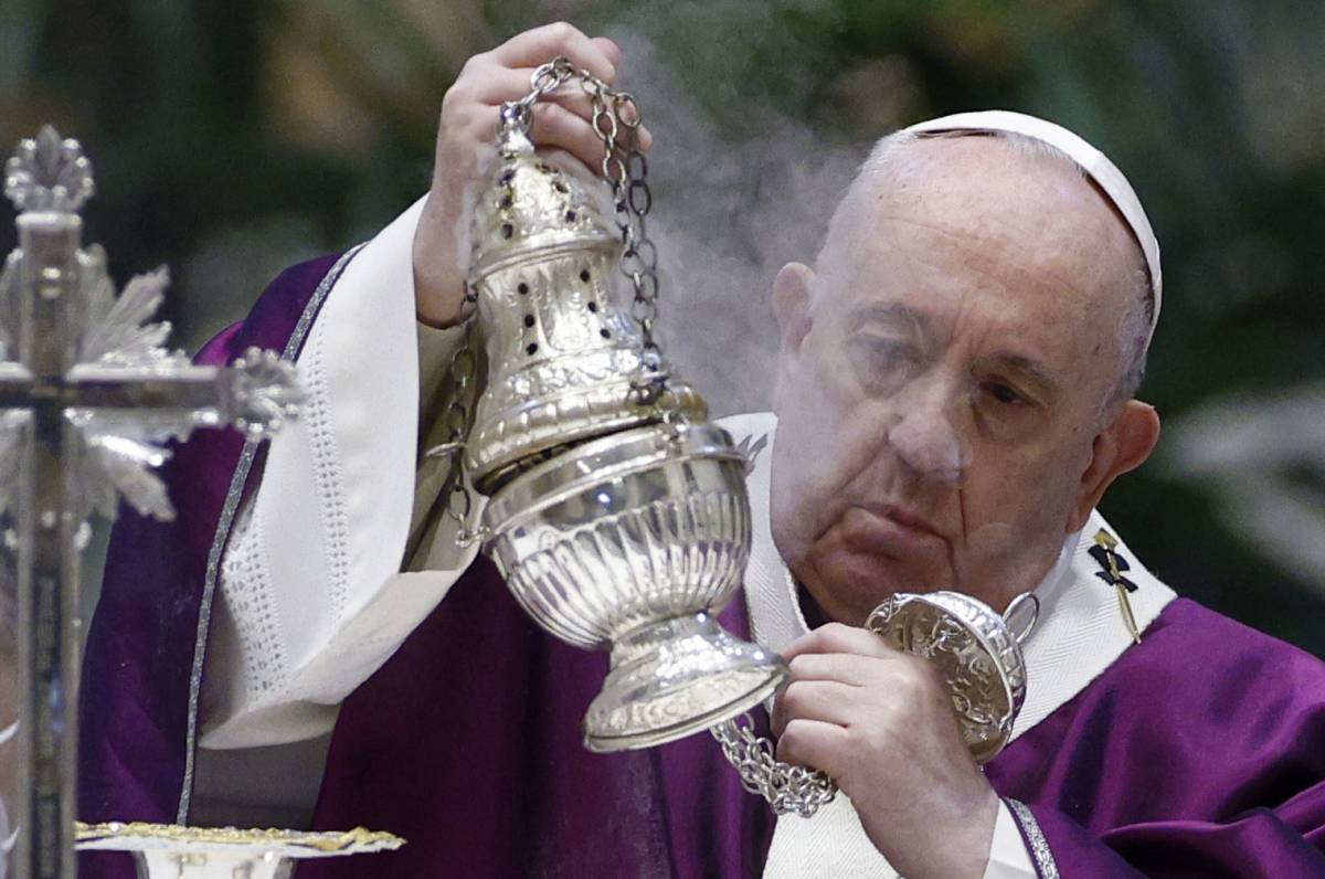 La grande sforbiciata del Papa: parola "fine" all'era Ratzinger