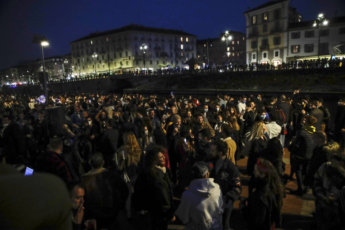 Milano, rave party sui Navigli prima della stretta In tutta Italia piazze affollate: boom di sanzioni