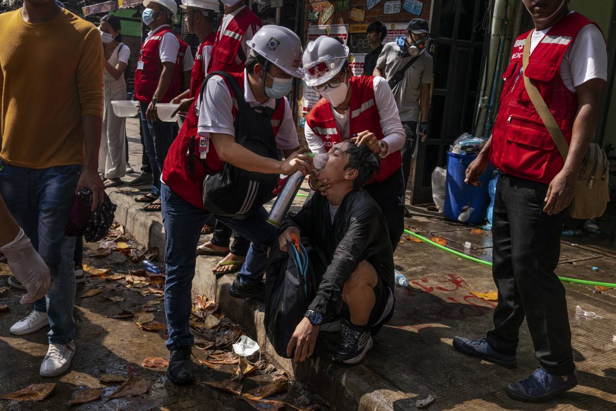 Myanmar, spari sulla folla. Strage di ragazzi: 18 morti