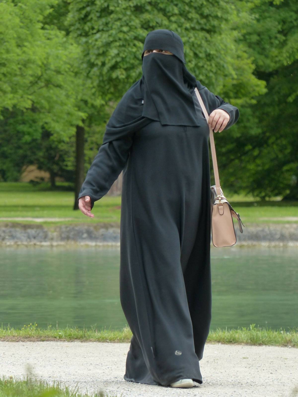 Svizzera, divieto di indossare il burqa
