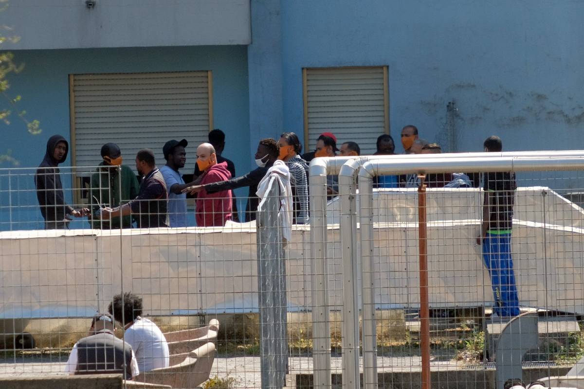 Migranti in fuga dall'hotspot di Pozzallo: "Fra loro potrebbero esserci positivi"