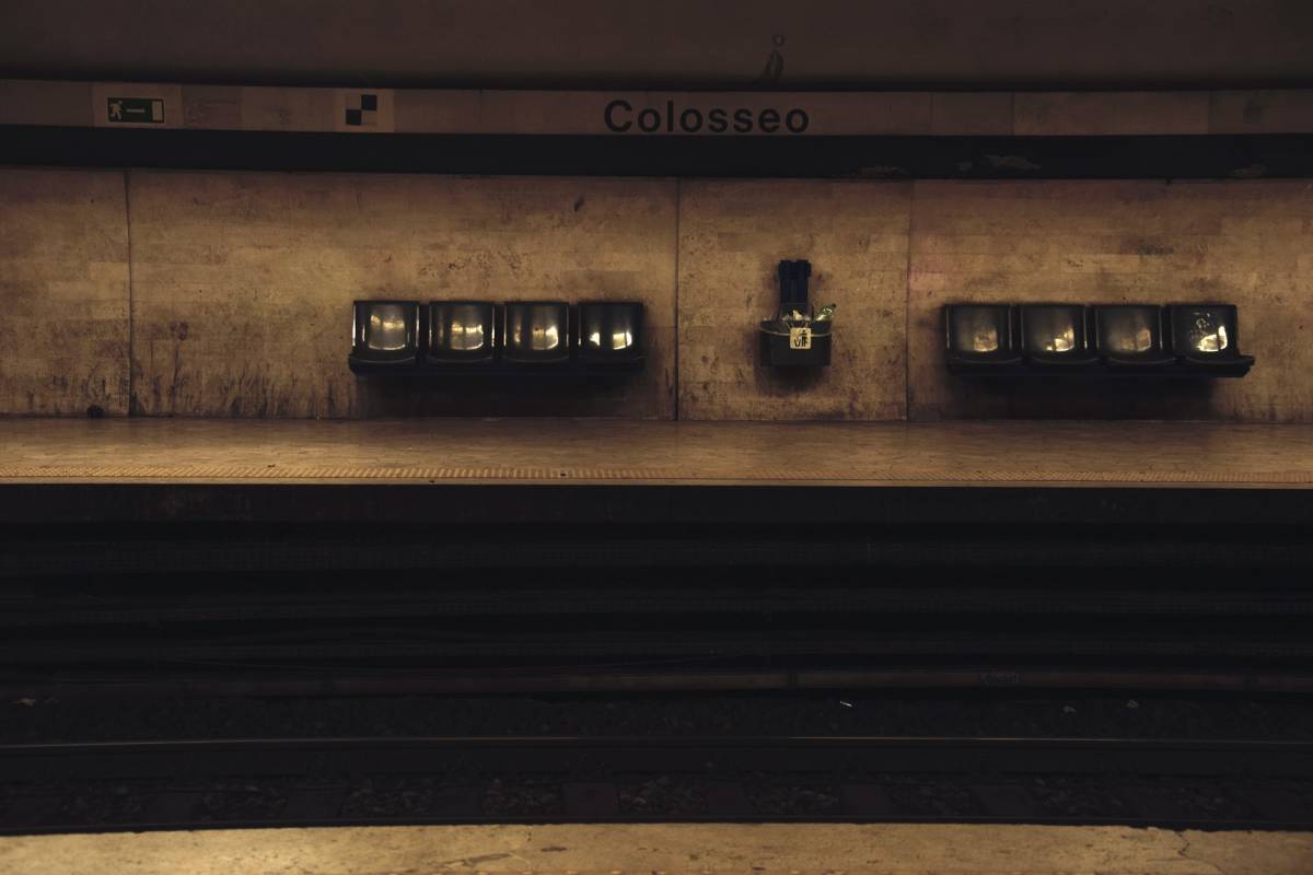 Acido sui sedili in metro a Roma, donna operata d'urgenza. "Sembrava acqua"
