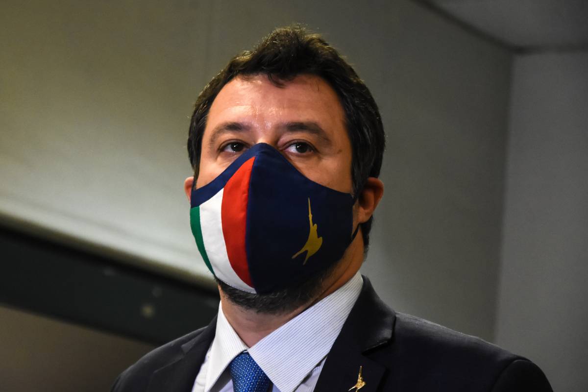 Matteo Salvini tuona contro AstraZeneca: "Non rispetta i contratti? Blocchiamo in Italia le 29milioni di dosi"
