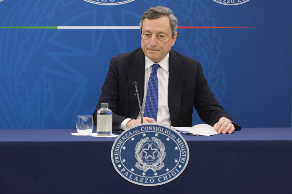 Draghi tuona contro i furbetti del vaccino: "Basta saltare la fila"