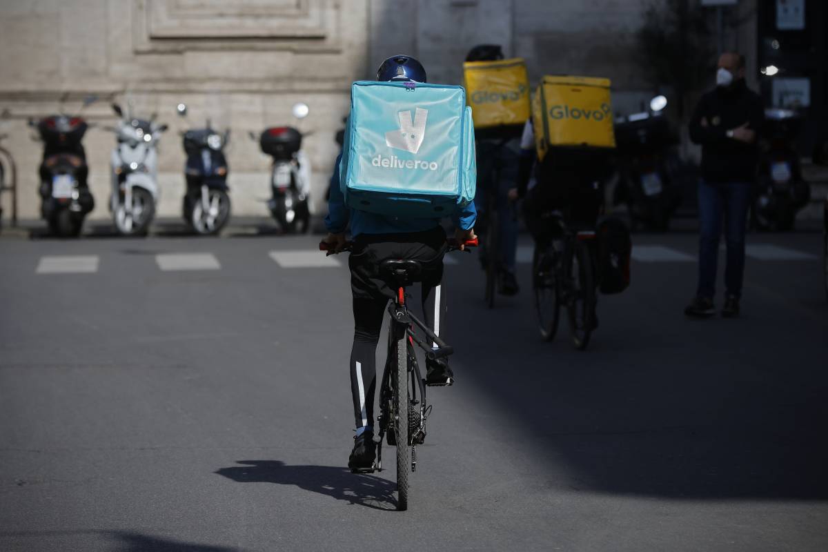 Rider fa 50 chilometri in bici per consegnare un panino. "Siamo allo schiavismo"