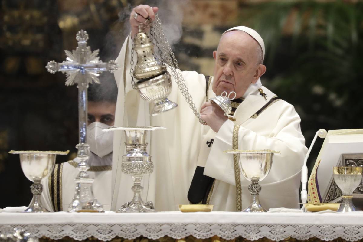 Papa Francesco stupisce ancora e celebra la messa del Giovedì Santo a casa di Angelo Becciu