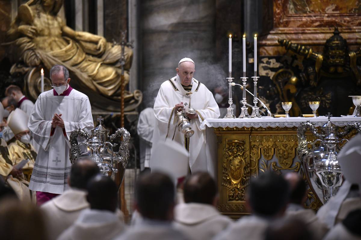 Papa Francesco vede Becciu e celebra la messa a casa sua