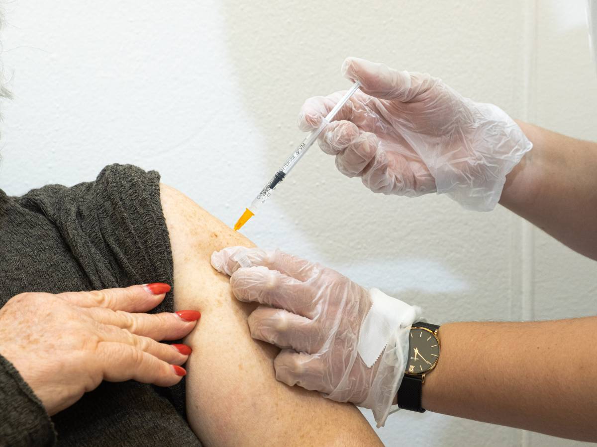 Sanitari No Vax ora si pentono. Il vaccino per salvarsi la paga