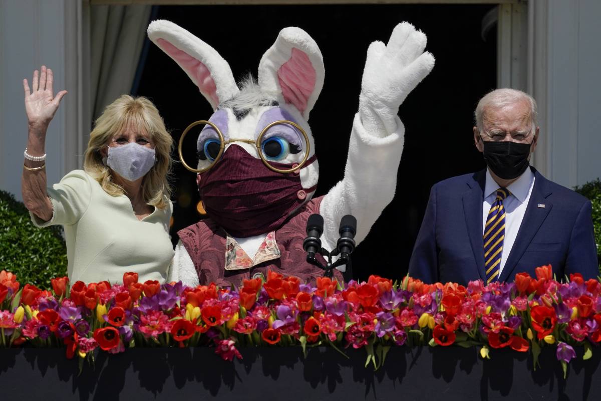 Biden, saluto di Pasqua con coniglio gigante con mascherina