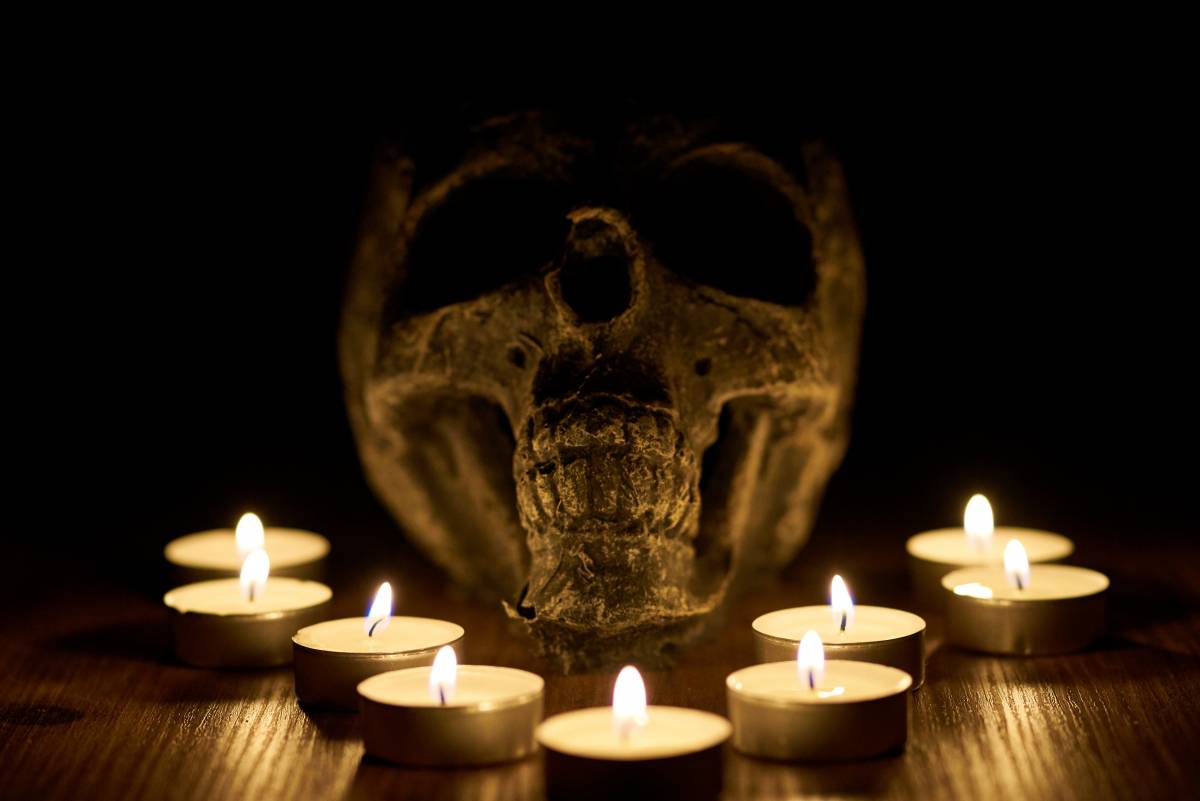 Consiglio spirituale parlante con candele nere e vecchia chiave