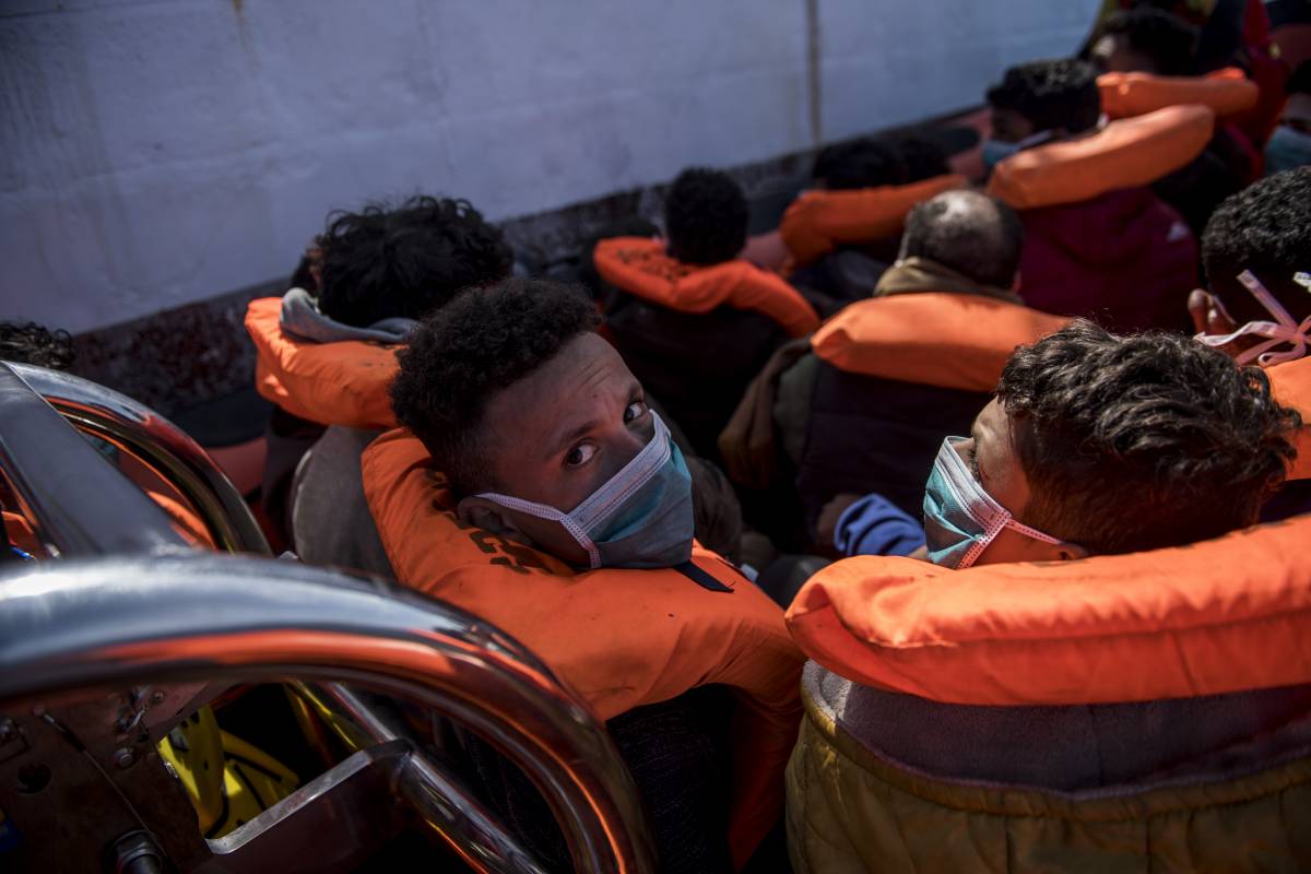 Alla deriva per giorni, barcone salvato ancora una volta dall'Italia