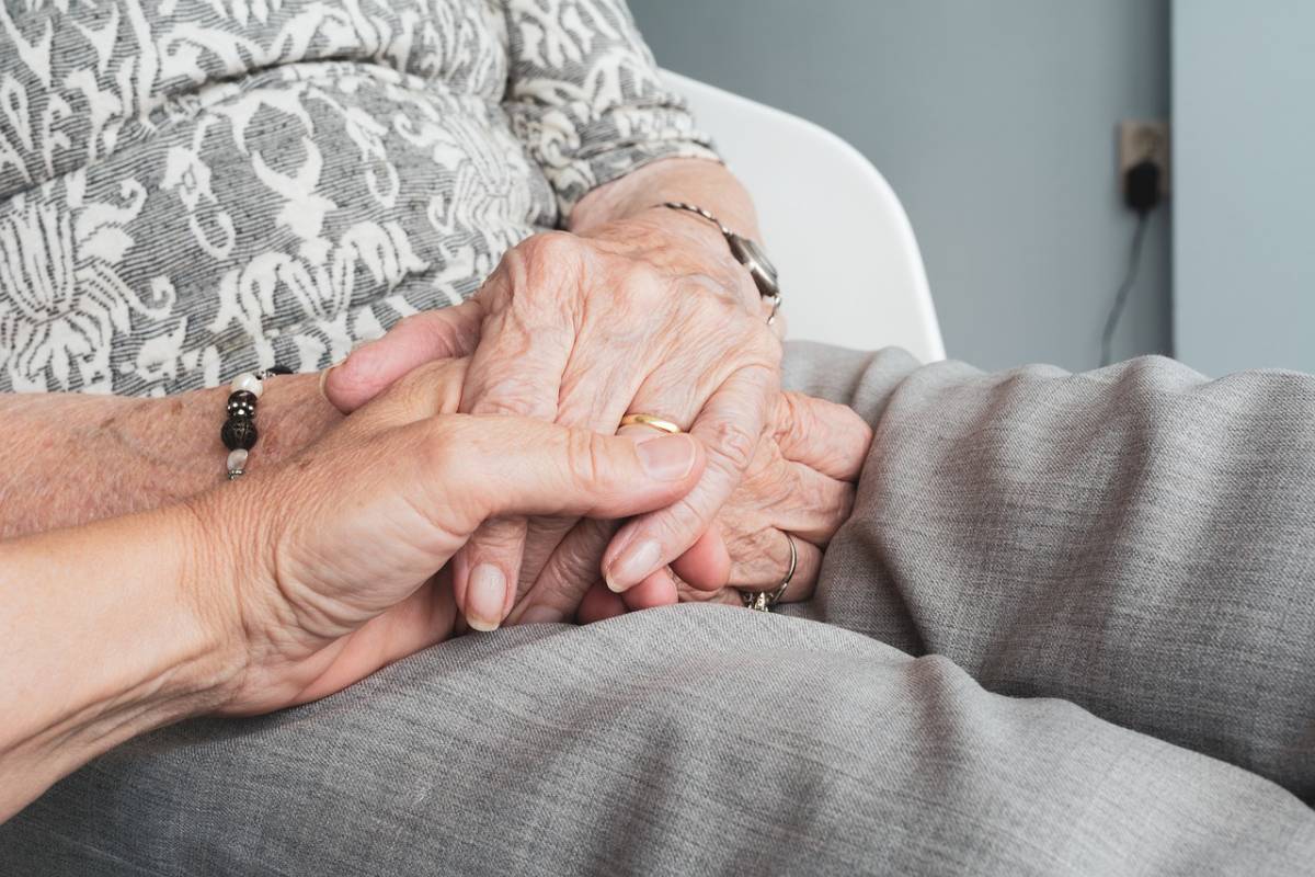 Stanze degli abbracci, così Bristol Myers Squibb supporta gli anziani nelle RSA